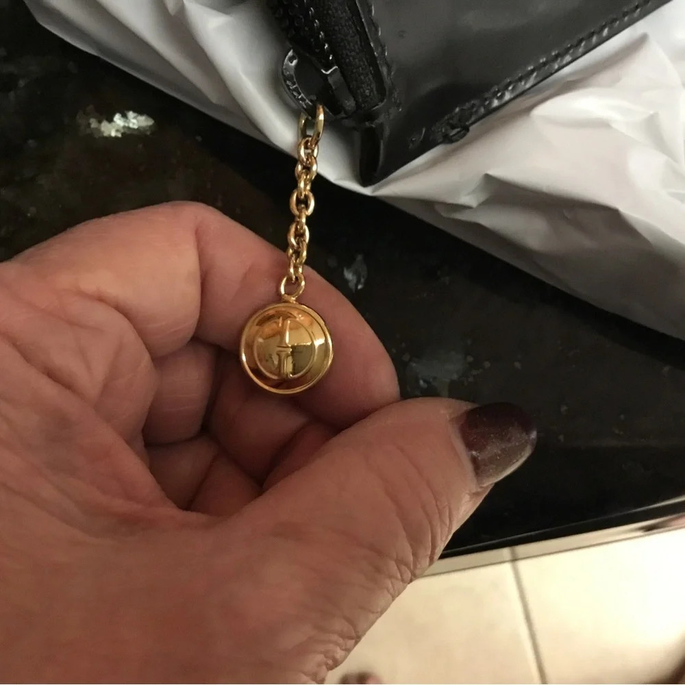 GUCCI black patent tote shoulder bag w/ matching attached pouch; gold hardware. - Picture 16 of 16